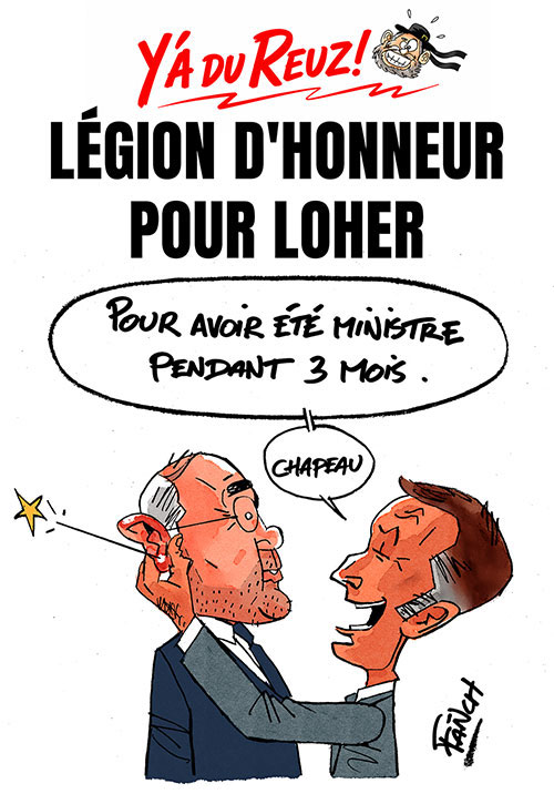 Emmanuel Macron décerne la légion d'honneur au maire de Lorient Fabrice Loher Macron se prend pour Napoléon et tire sur l'oreille de Fabrice Loher pour le féliciter de recevoir la légion d'honneur